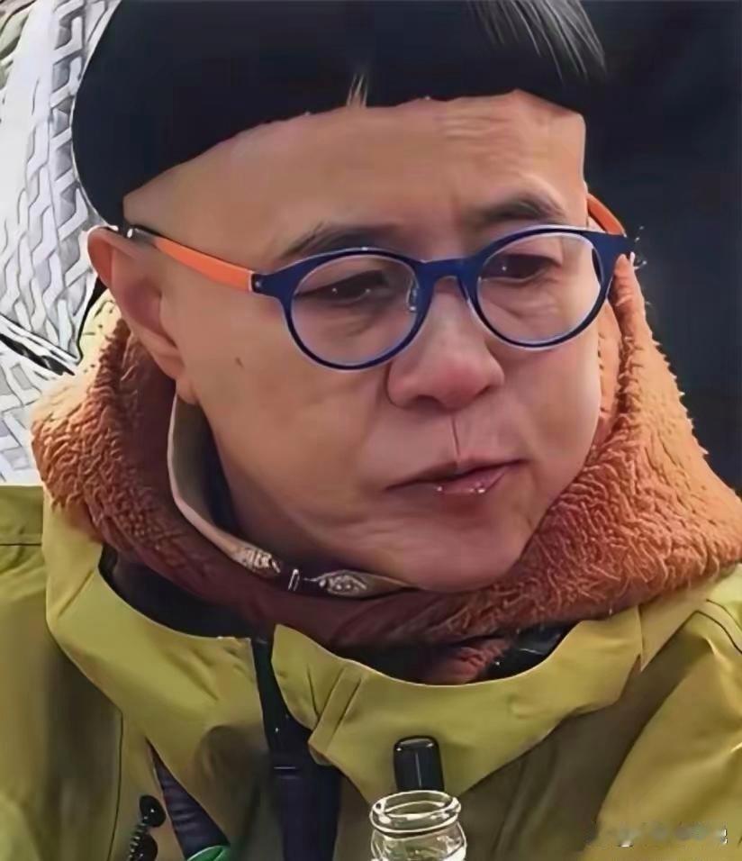 一个快六十岁的女人，捏着每个月8900块的退休金，居然买机票跨省去剪头发，只为剪