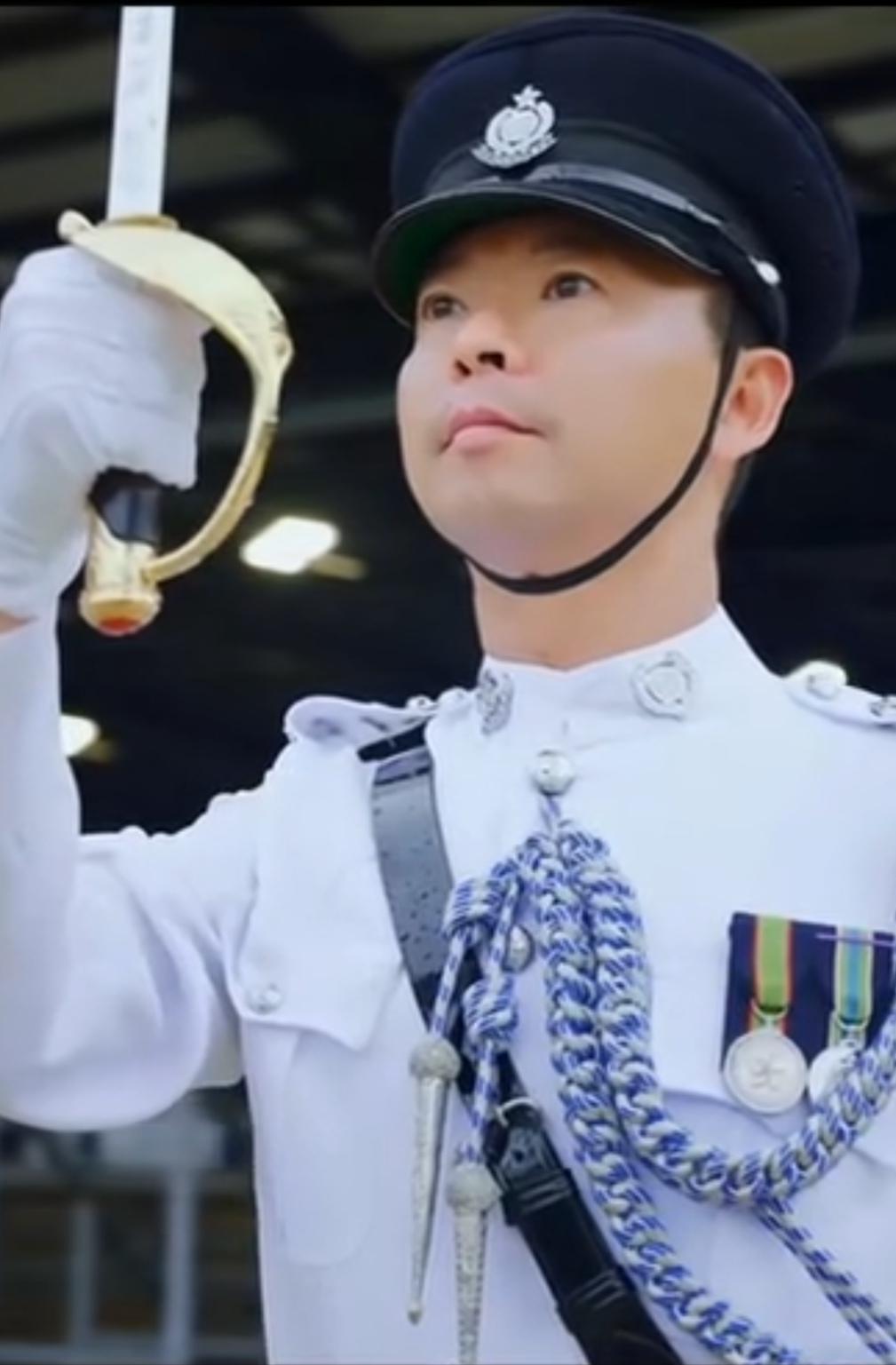 换装、换枪、换步伐；提气、提神、提国威。香港国庆升旗，国旗护卫队正式换装，换