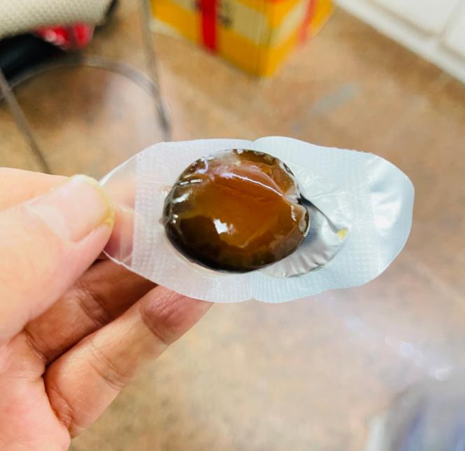 这个小鹌鹑蛋大家都吃过吧，零食店里面比较受欢迎，我每次都会买上好多，上班饿了来上