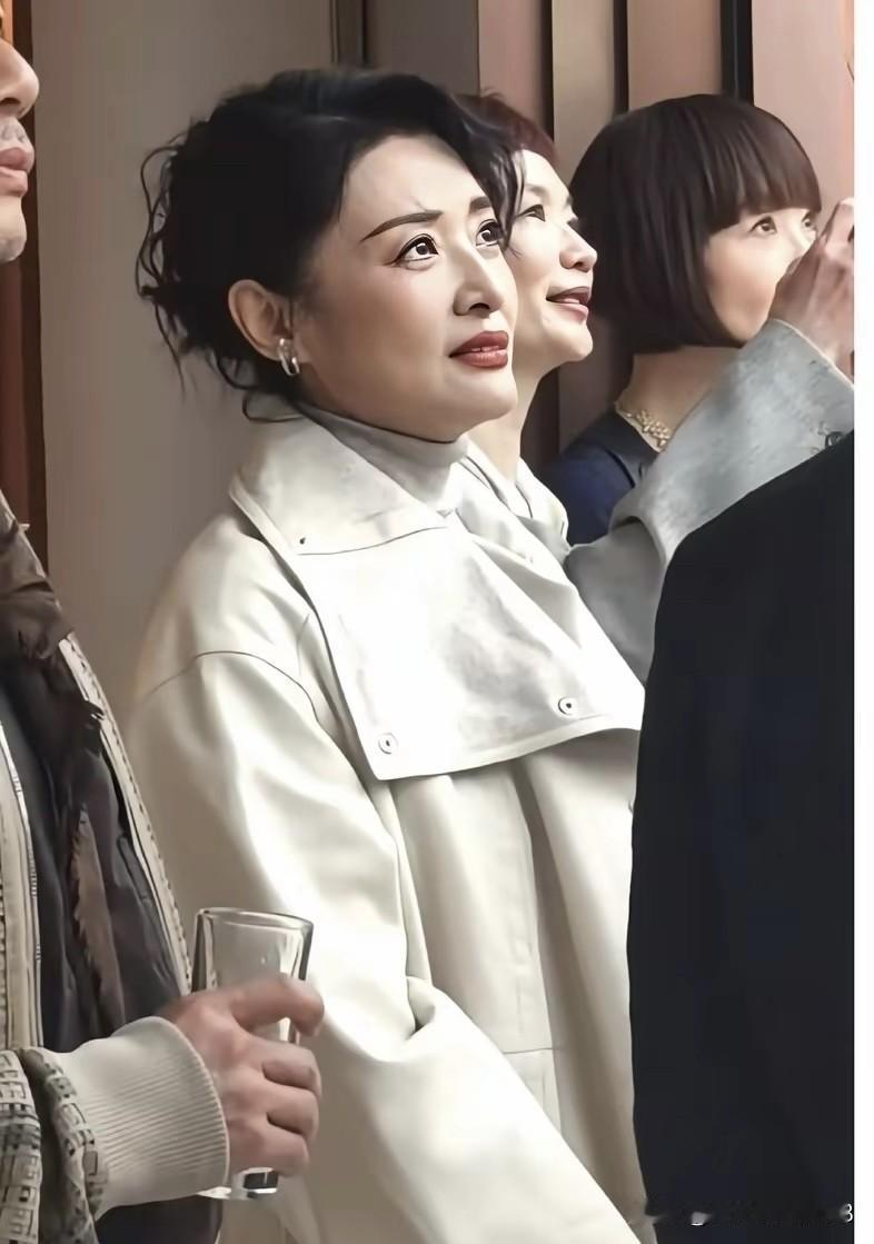 不愧是大家公认的骨相美女，快60岁了穿这身衣服美的发光，不仅身材苗条，容貌清丽，