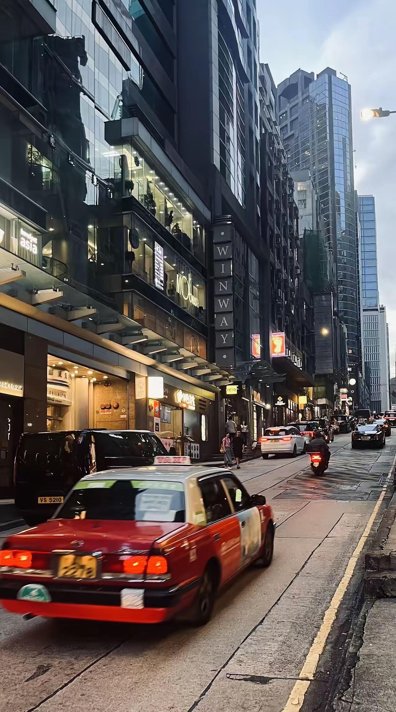 最近去了趟香港，真是又刷新了认知！香港吃碗面，最低也得四五十；一瓶水都得六七块
