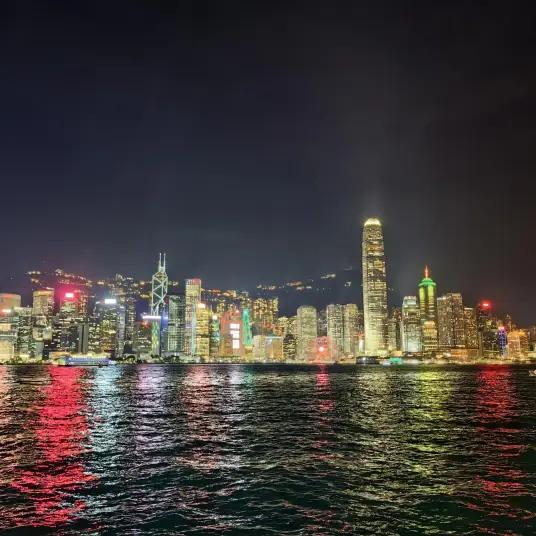 当年条约写得明明白白，香港岛是永久割让给英国的土地。按照近代殖民世界的惯例，割出