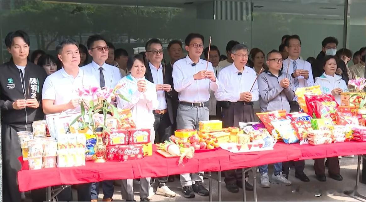 黄国昌、柯文哲率民众党新春开工团拜民众党主席黄国昌、前主席柯文哲今天（26日