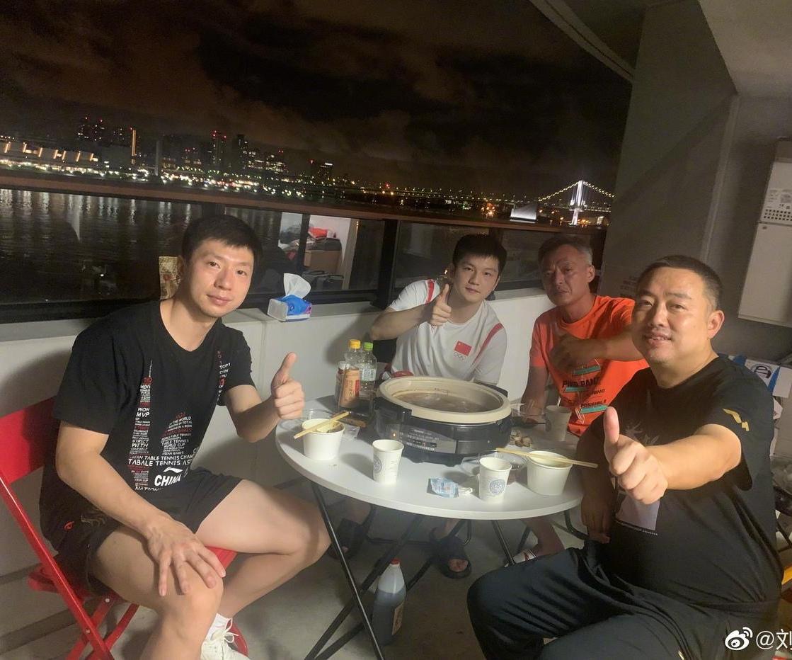 4位顶尖男乒教练员与球员同框：樊振东龙姿凤表、气质闪闪发光；秦志戬两鬓染霜、目