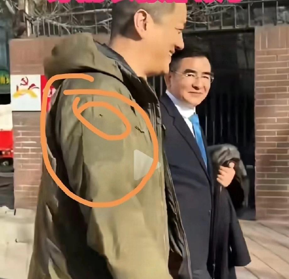 李亚鹏接待陈光标穿的衣服破了，一件穿了十几年的羽绒服，破了还补，这是明星该有的画