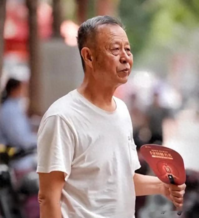 “泪目！”山东，一位老人生命进入倒计时，两个外孙来看外公。谁知，老人看到孩子的那