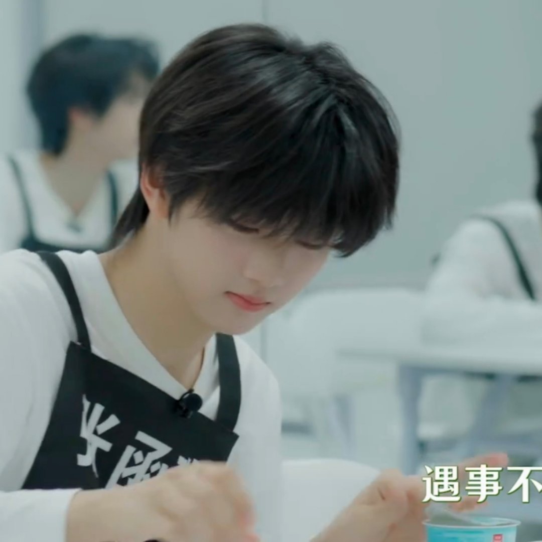 你好萌呀偷偷吃东西的宝宝
