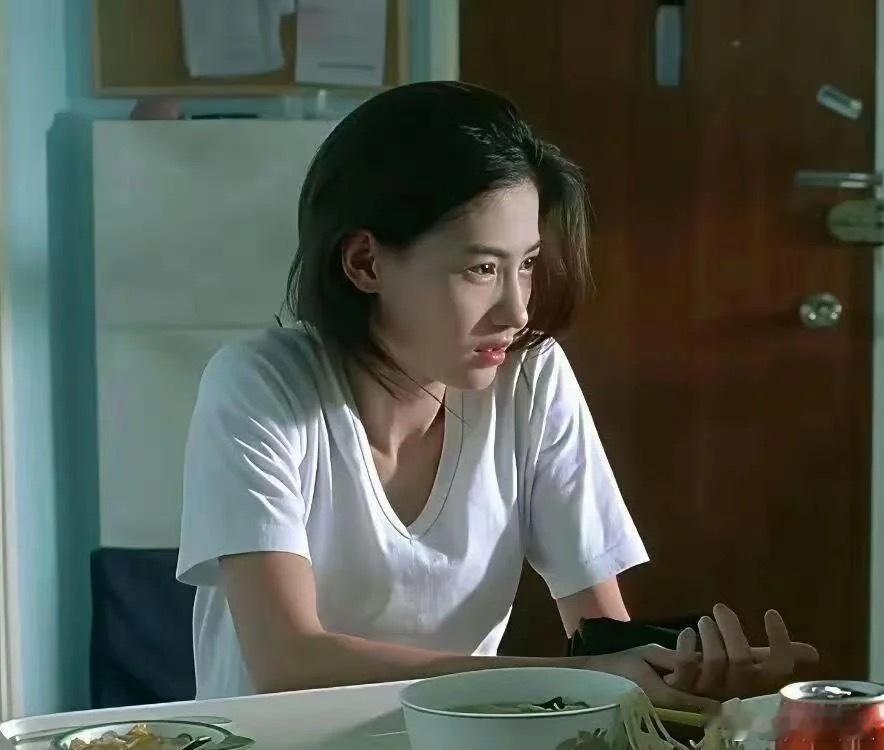 张柏芝早年和粉丝合影，素颜比化了妆还精致，真不愧是骨相大美人​​​