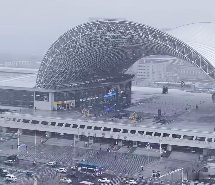 一场大雪，让全国人民都认识到了烟台超前理念的高铁站。有网友去烟台，正好赶上了前