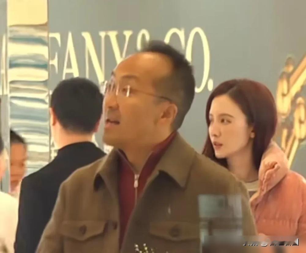 张萌和吕超逛街亲嘴被拍上热搜了。这段视频是娱乐博主刘大锤发的，两人在商场外准