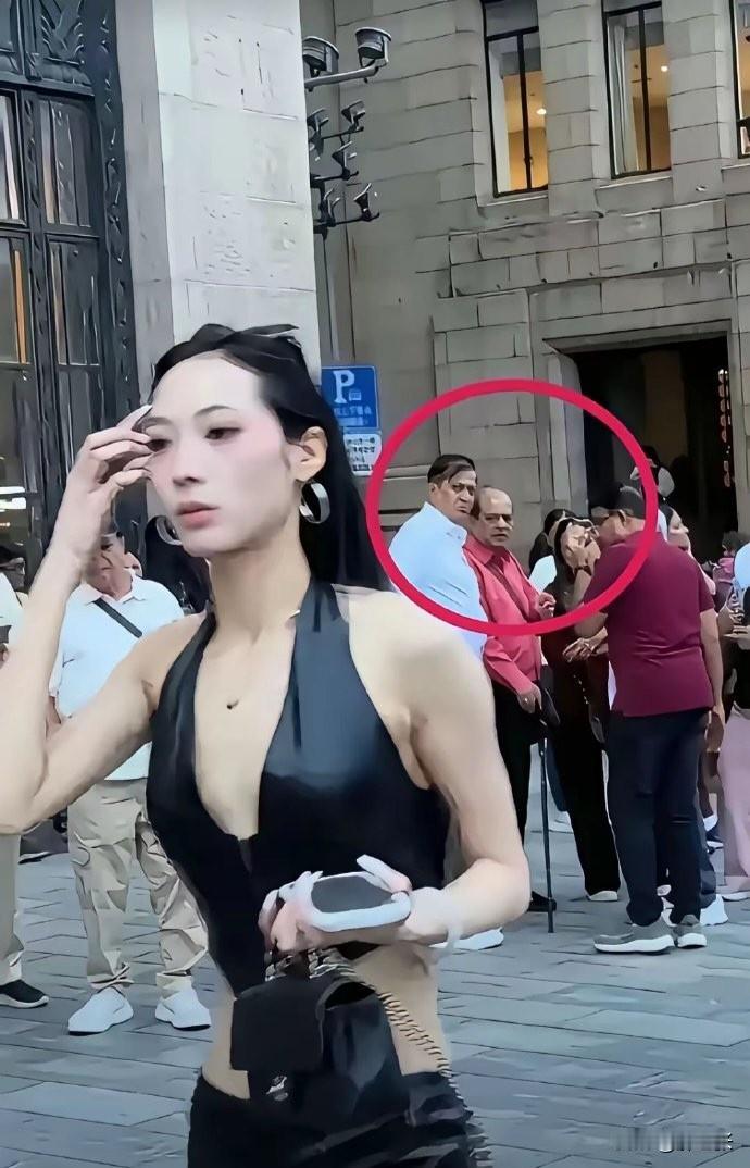 被狼一样的几双眼睛盯一路心里会不会发毛？一位颜值和身材都在线的小姐姐发文怒斥