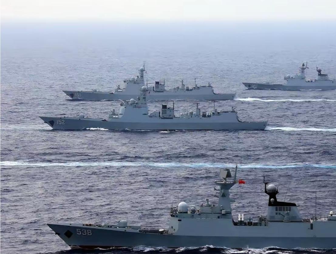 阵仗是不是太大了！国外博主曝光中国在南海集中庞大的双航母战斗群4月20号那天