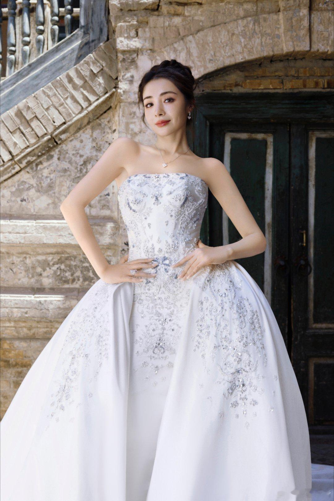 姜潮麦迪娜婚纱照甜度拉满，麦迪娜佩戴整套DR珠宝出镜，8月12日两人还将回麦迪娜