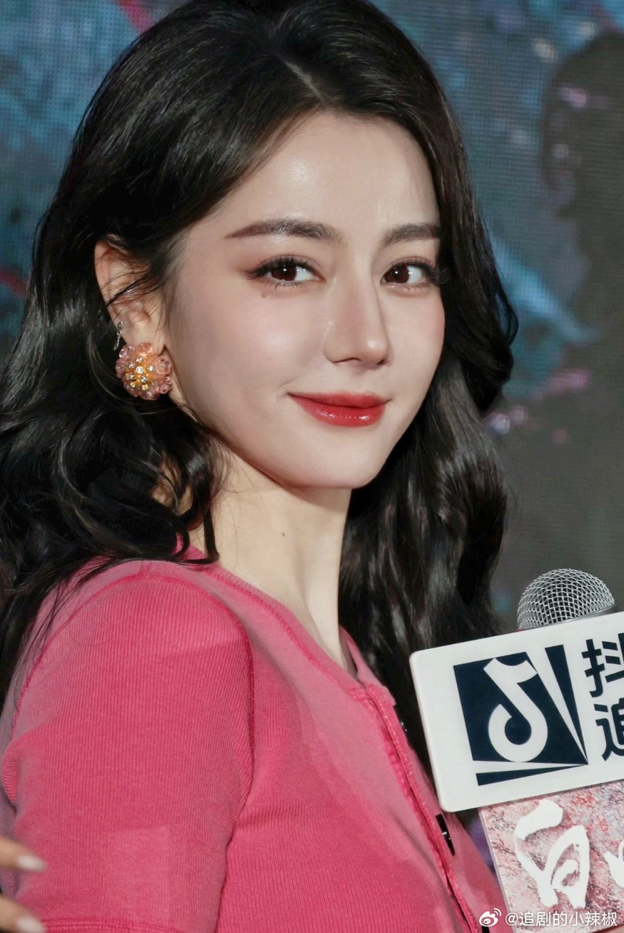 迪丽热巴无滤镜纯生图，高清到连脸上的痣都看得见