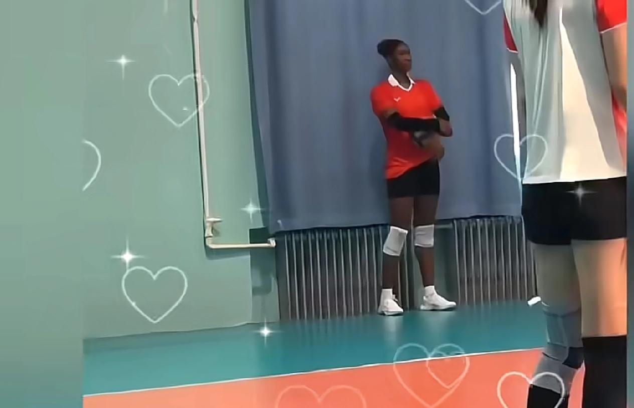 外援副攻马丁内兹惊喜亮相天津女排！新人李荣钰等队员已随队训练备战新赛季排超联赛。