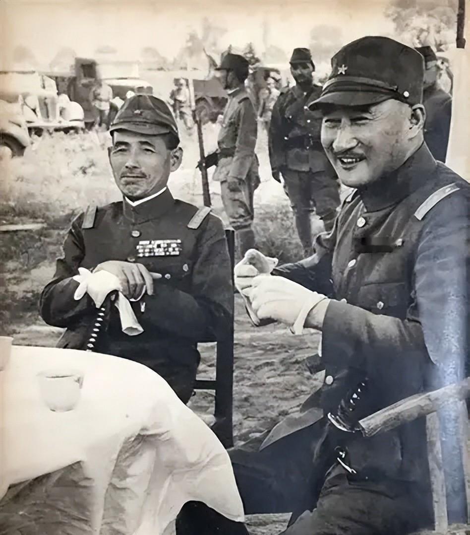 1938年5月26日，日本高级军官畑俊六（左）和寺内寿一（右）在徐州机场附近合影