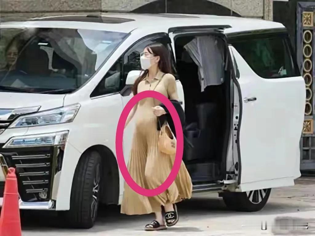 郭富城妻子方媛坐豪华MPV、挺着圆圆的孕肚接两个姑娘放学，一身米黄色长裙，仍遮挡