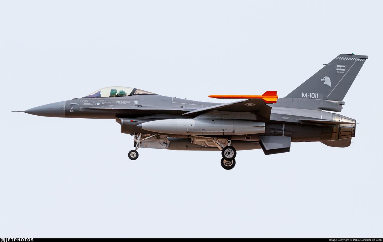 阿根廷从美帝那里搞来的二手F-16，除旧漆、抛抛光、抹腻子、重新烤漆之后，看上去