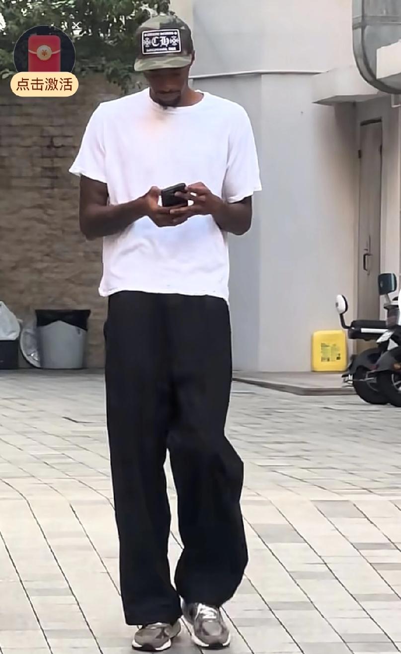 萨姆纳太瘦不说，还特别爱玩手机，可能误以为彰华非是外援这些话题放一起的话，