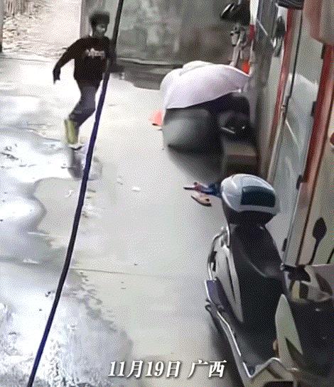 倒反天罡了！11月20日报道广西，一小男孩和几名同学之间闹矛盾，男孩跑回家中躲避