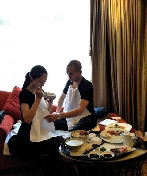 12年前挽胳膊同入酒店，他拉着董璇三人澄清：“只是工作人员。”12年后旧事重