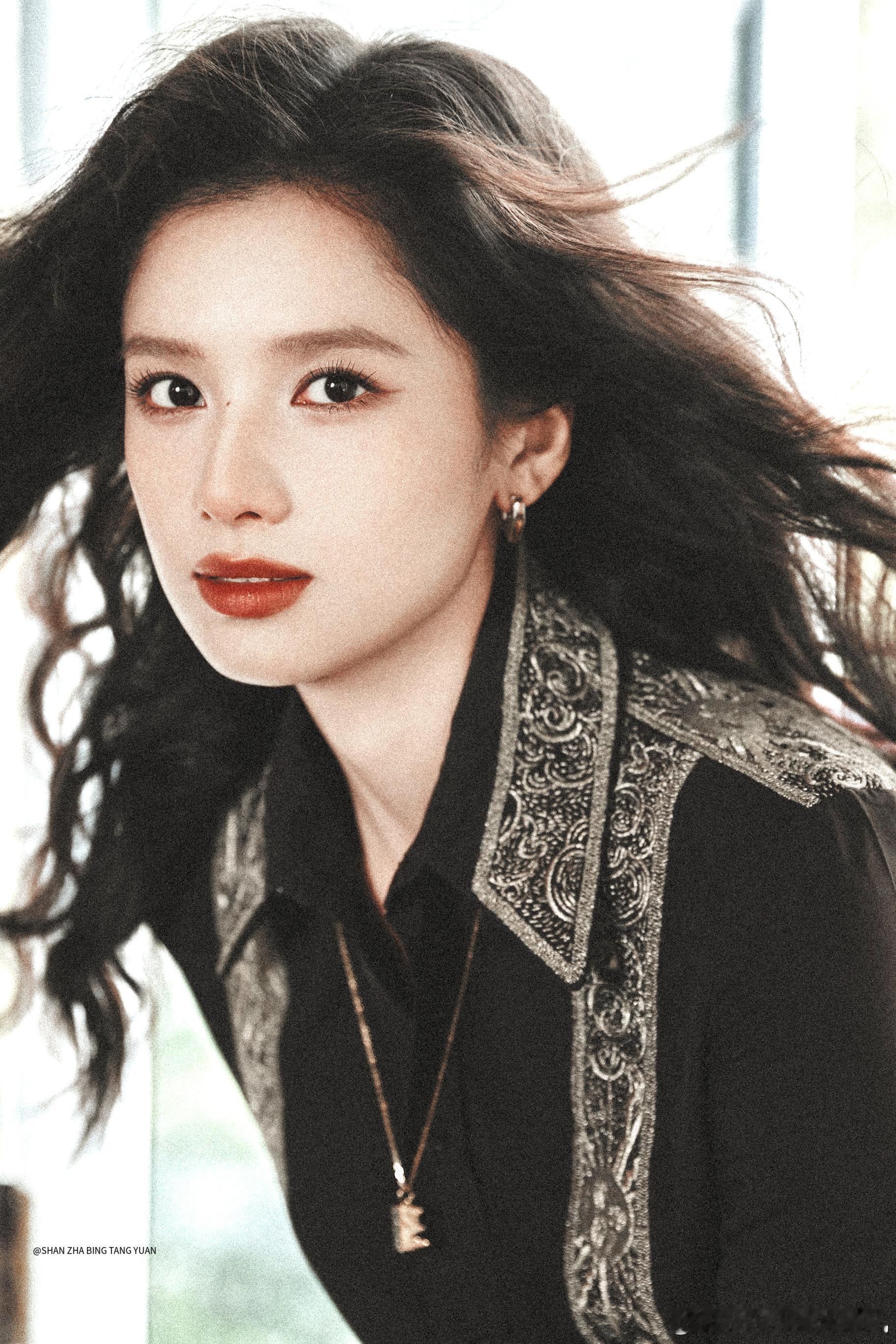 晚宴上的张婧仪小说第几章她穿着简约又有质感的衣服站在灯光下，肩颈线条流畅，眼