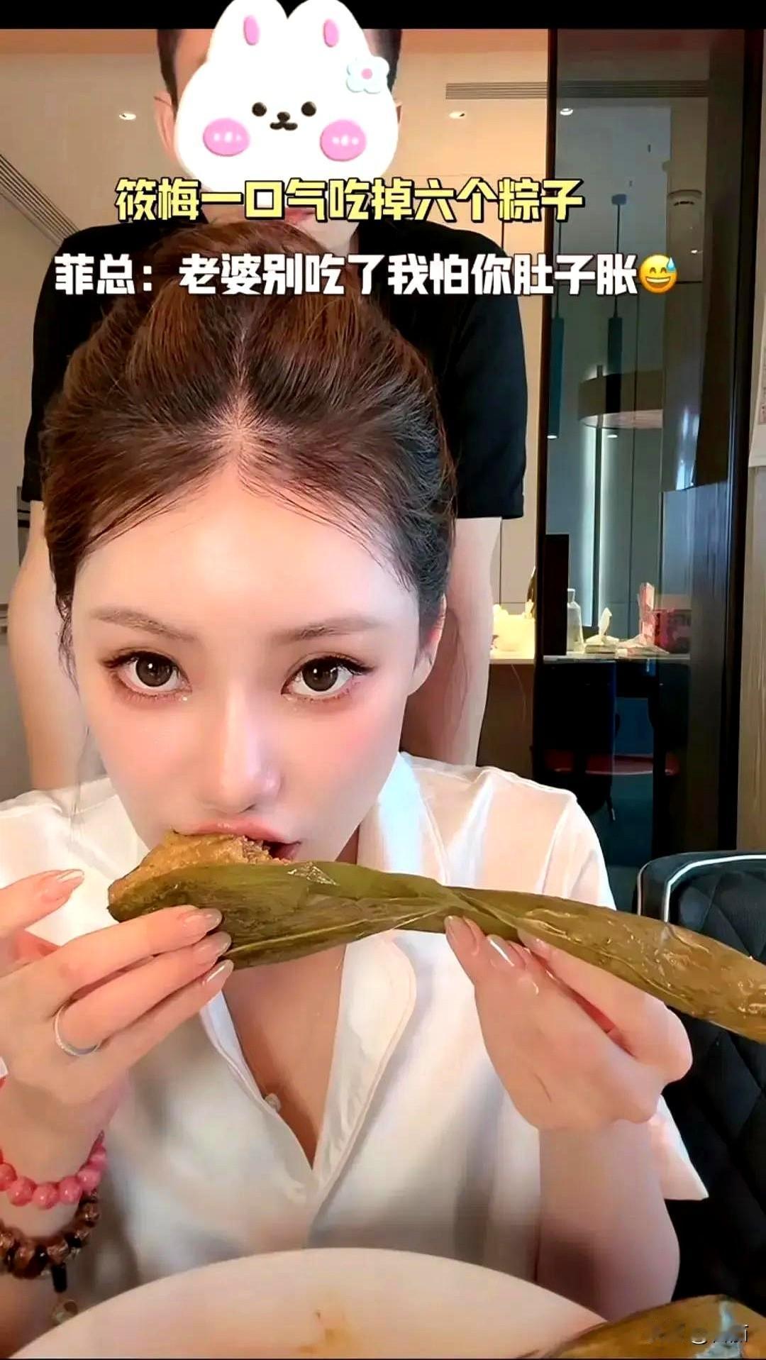 汪小菲直播间这一幕太戳心了！马筱梅埋头狂炫六个粽子的时候，旁边汪小菲那声