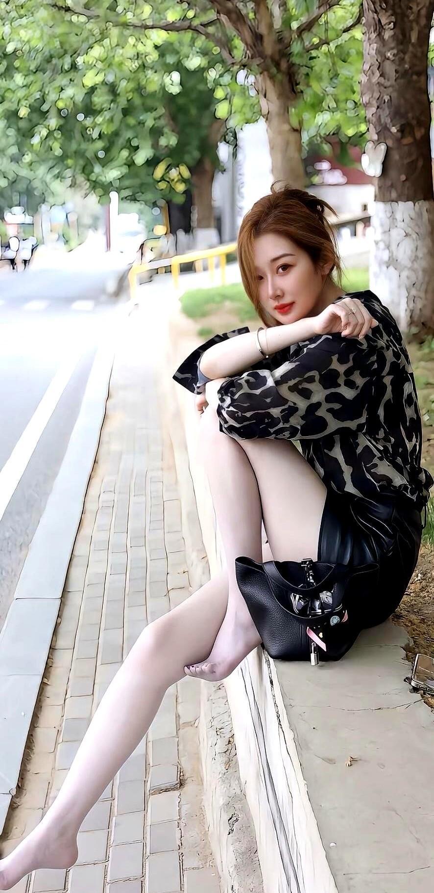 赵今麦穿丝袜上热搜,刘雯一脚黑丝拿下千万阅读,可超市里光腿神器卖得比真丝袜还火。