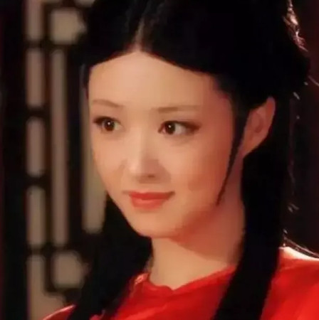 当年，蒋欣向郑晓龙毛遂自荐演华妃。郑晓龙就问她:“你北电的还是中戏的？”蒋欣则成