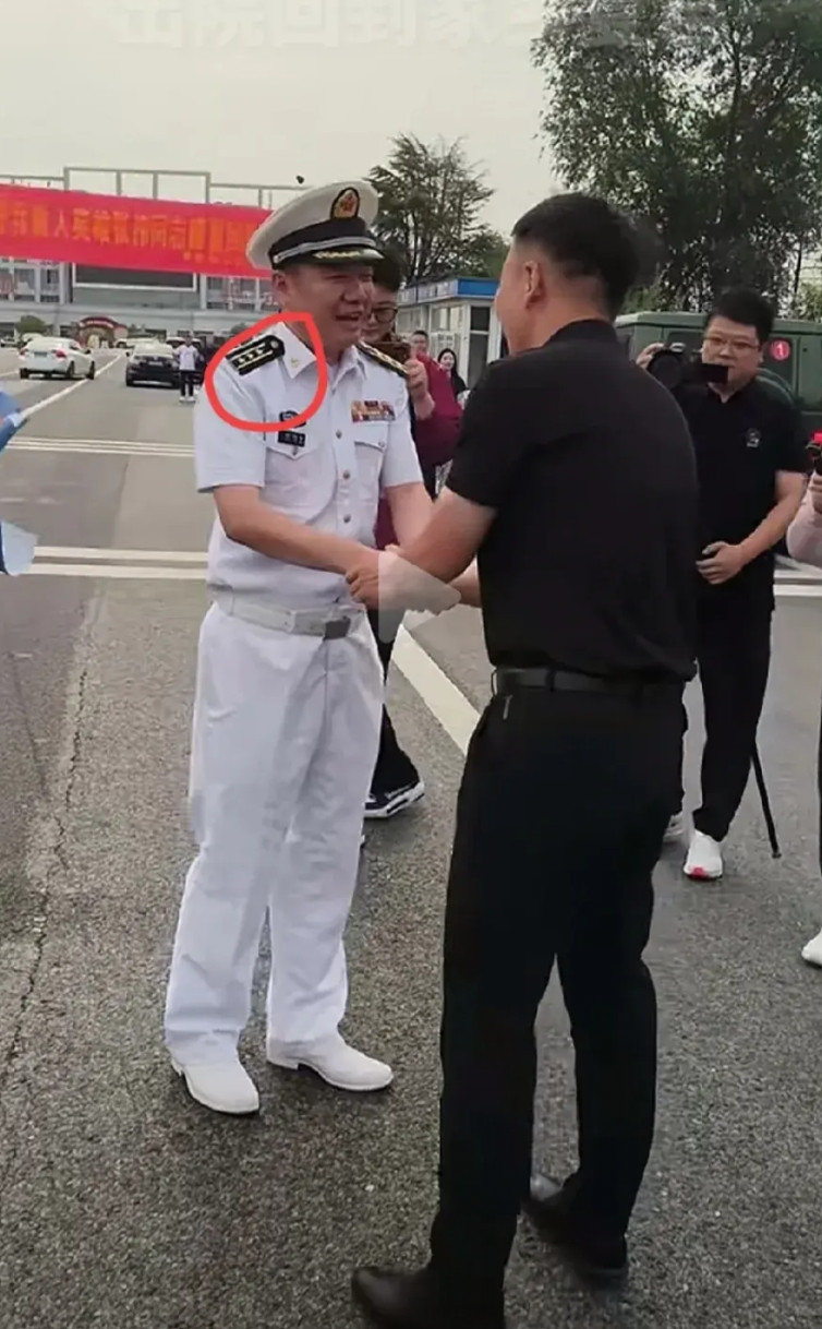 2杠3星，迎接英雄张伟出院的是2个上校军官，从后面的“人武部”条幅看，这应该就是
