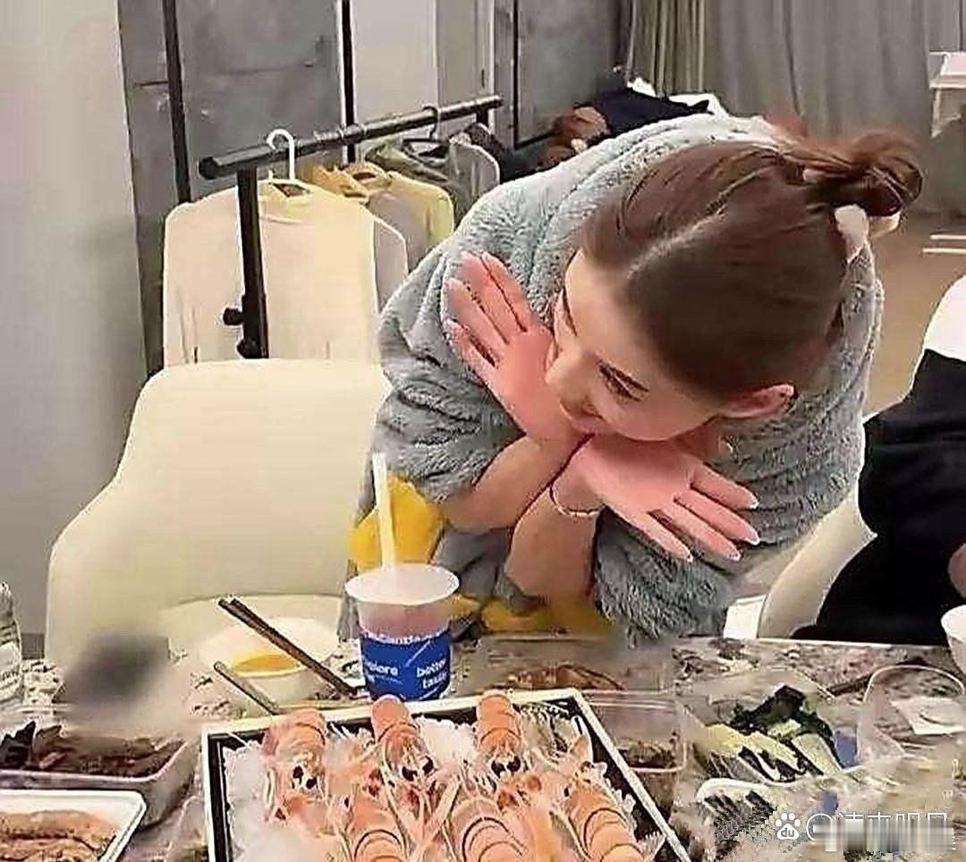 何超莲这次炫富真的太离谱了，直接把人看无语，高调得让人一言难尽～