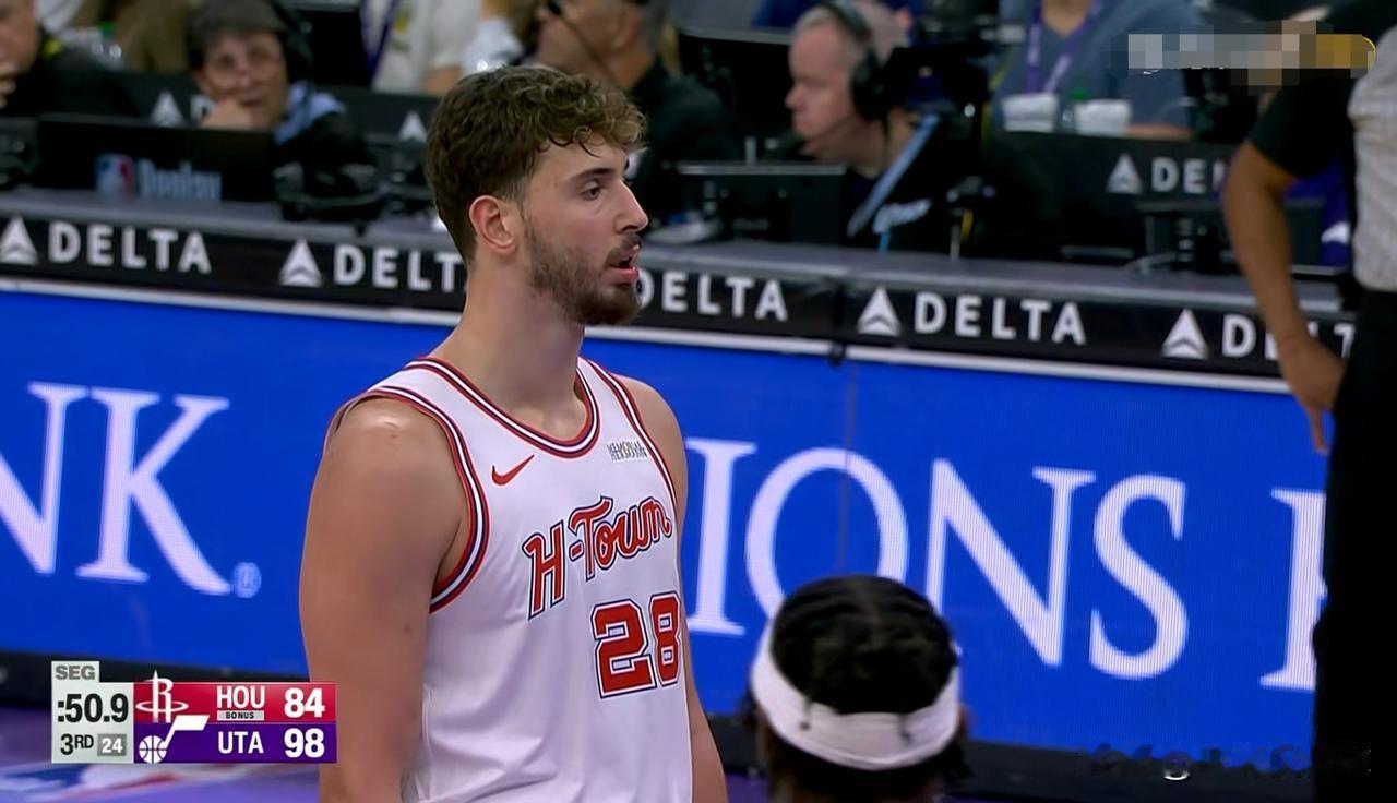 火箭超级中锋申京真是名副其实的数据刷子！在今天火箭客场以125：133输给爵士的