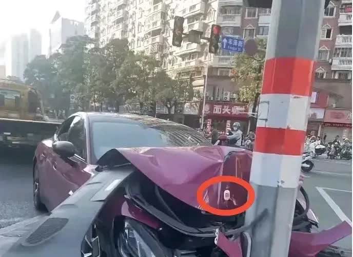 小米SU7你就这么牛逼？居然连电线杆不放过，就这么地较劲、咋就不消停一日？那