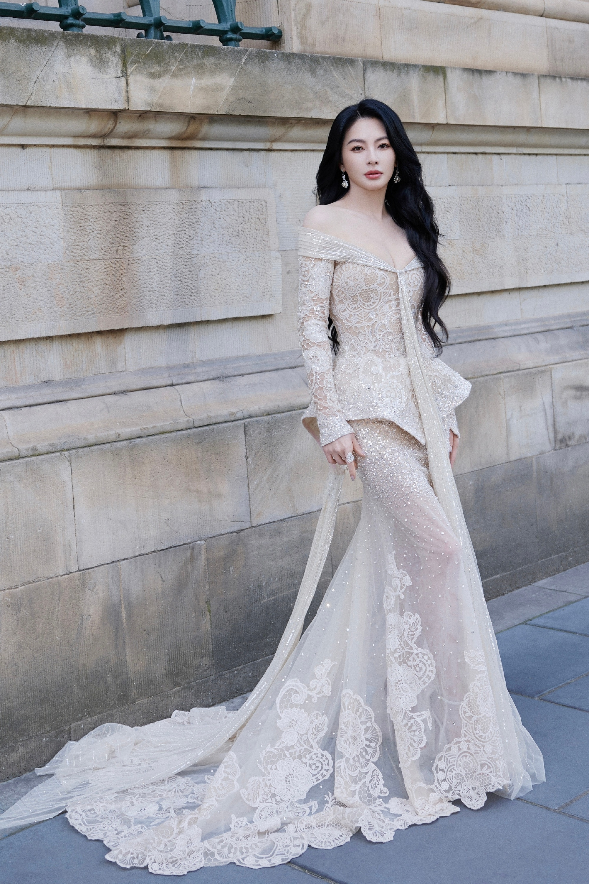 张雨绮，一身银色透纱礼服，姐姐这身材太好了吧。张雨绮