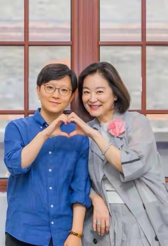 林青霞平日里穿衣特别时髦，关键是不会因为年纪原因，特意穿显老气的衣服。林青霞会选