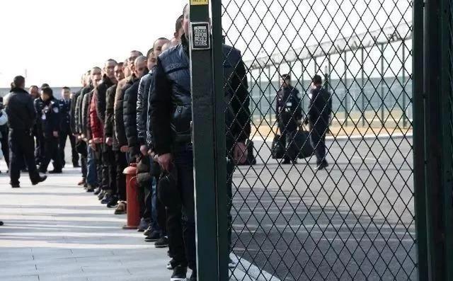 看守所为什么比监狱还苦？一位进过看守所的朋友告诉我：没进去前，觉得看守所生活规律