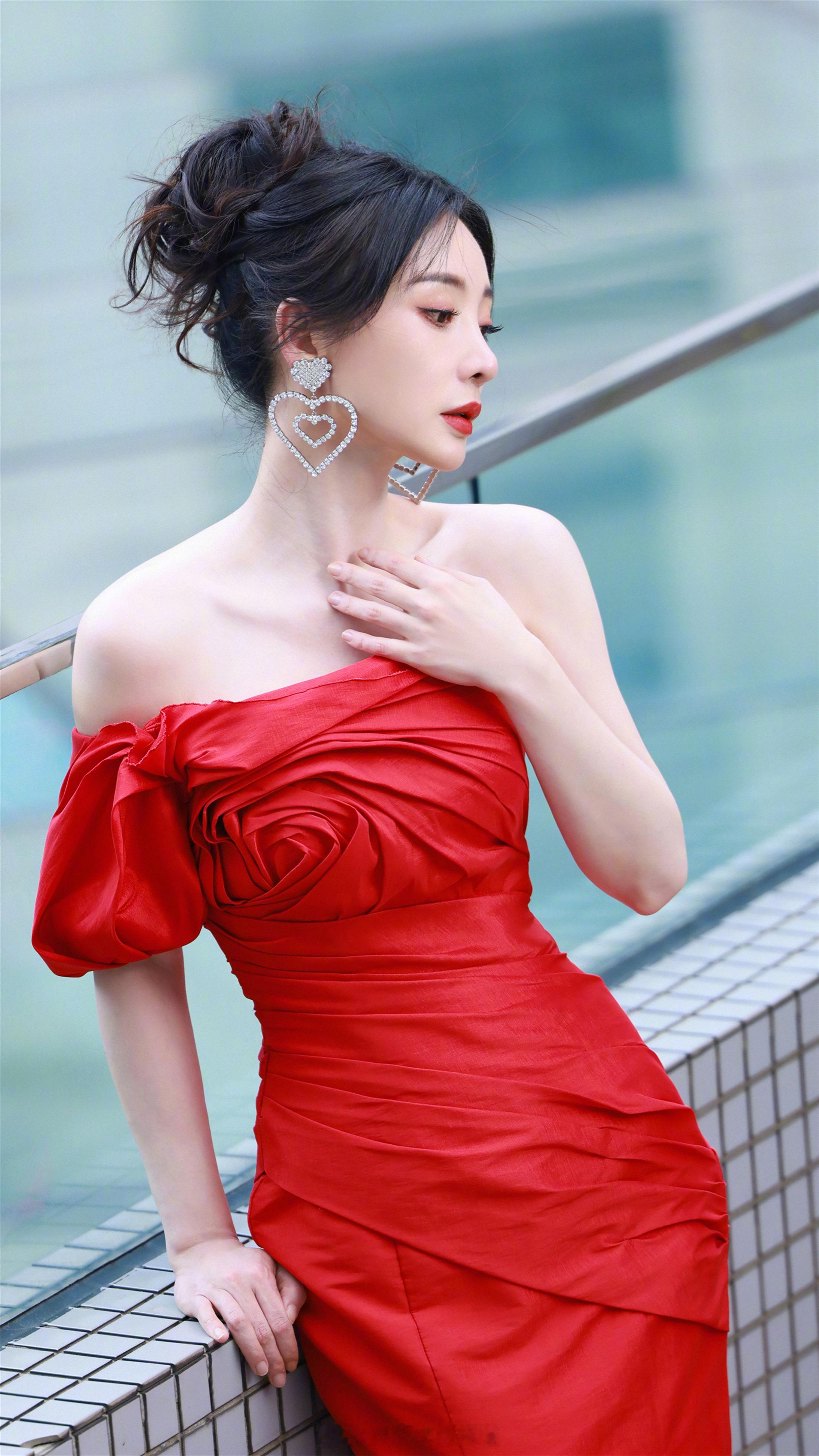 柳岩玫瑰红裙轻盈曼妙热烈迷人