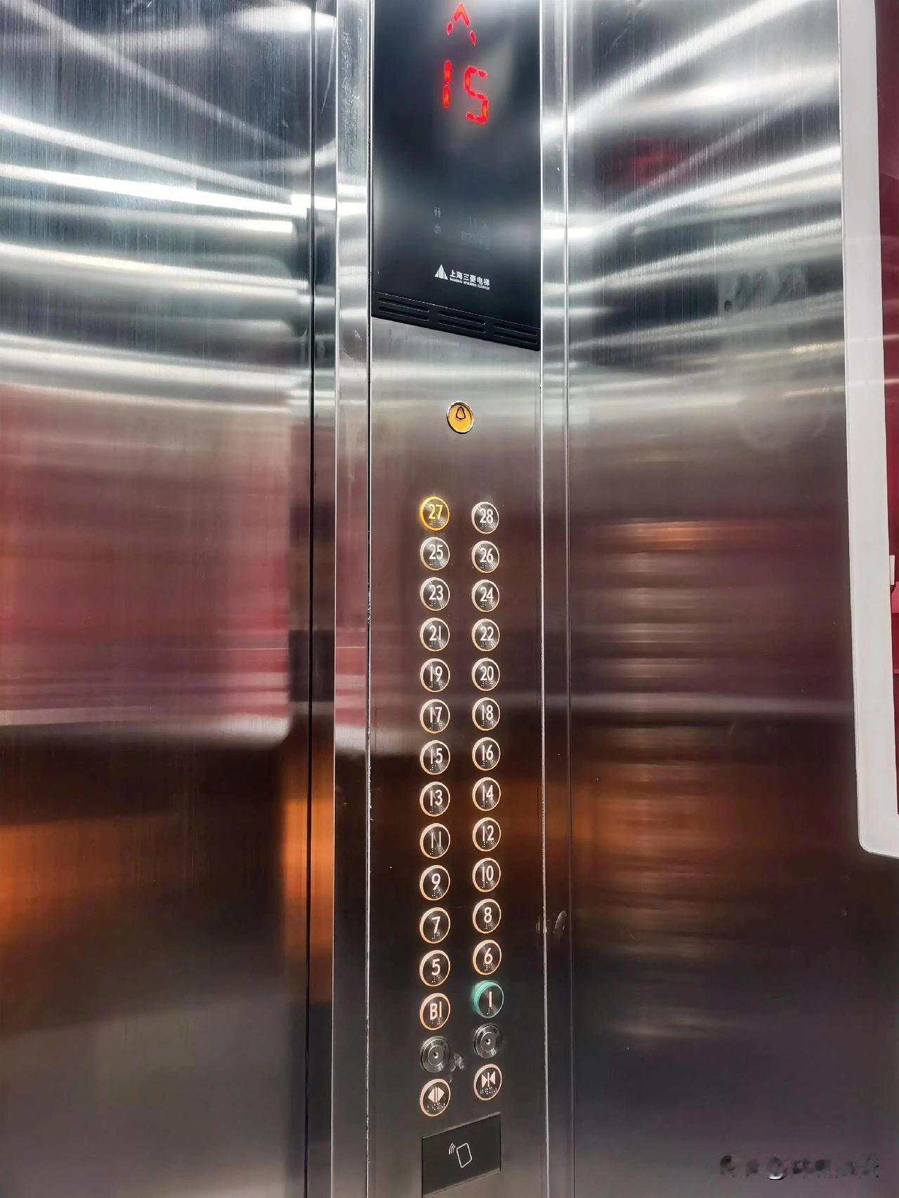 小区刚刚换了新电梯，我们应该是全国首批更换电梯的吧。房子是2004年盖的，高层