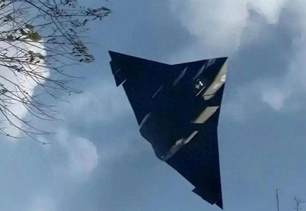 中国双座“空中航母”曝光，美军急得砍海军经费，全力保空军中国第六代战斗机原型机