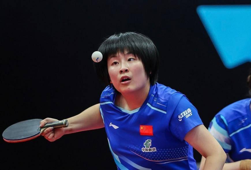 【覃予萱有惊无险，击败43岁怪球手】覃予萱的对手是单晓娜，43岁的华裔德国选手。