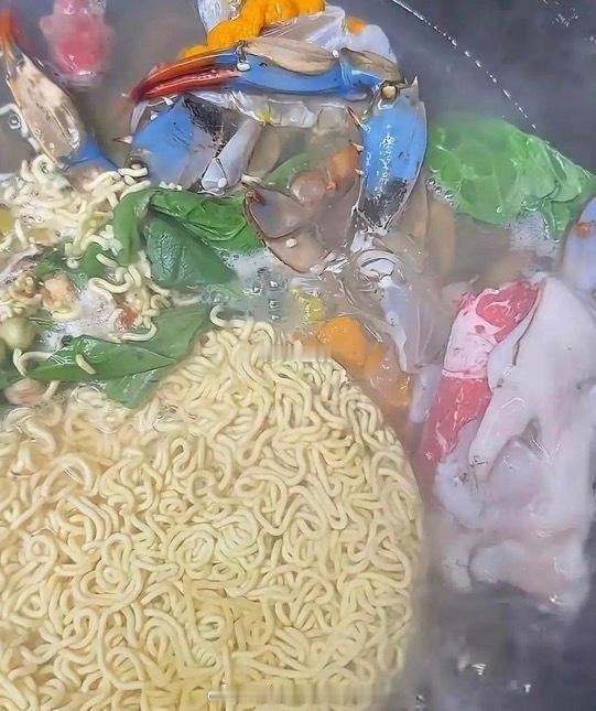 孩子第一次下厨亲手煮的方便面，实在下不去口...但是又不忍心拒绝