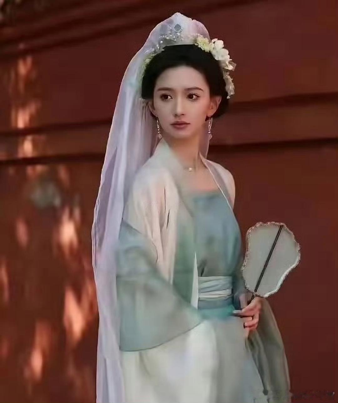 于正签的新演员，如果是原生脸的话长成这样确实很牛了
