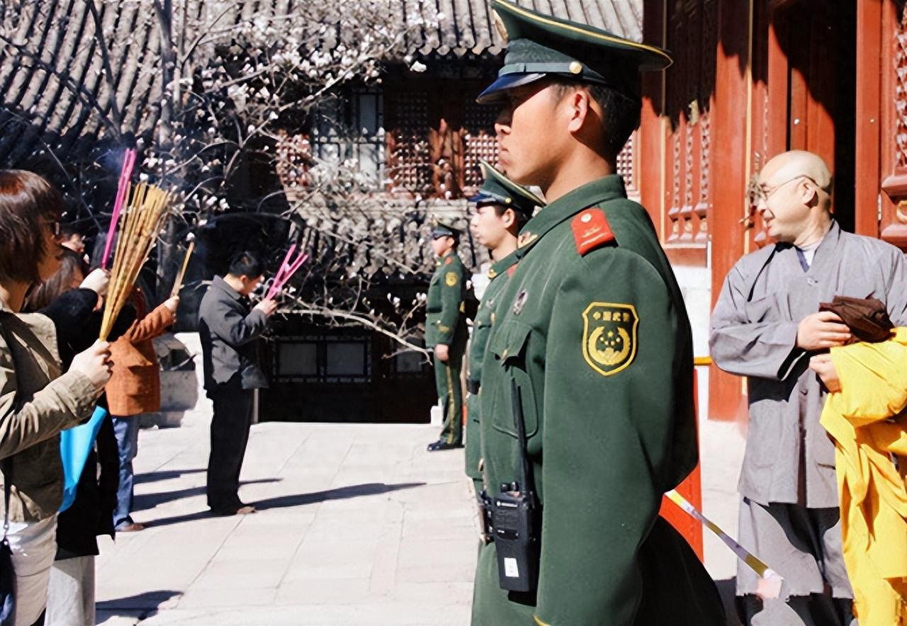 北京有一地，名为“潭柘寺”，地方不大，一直以来却香火鼎盛，甚至于还有武警全天站岗