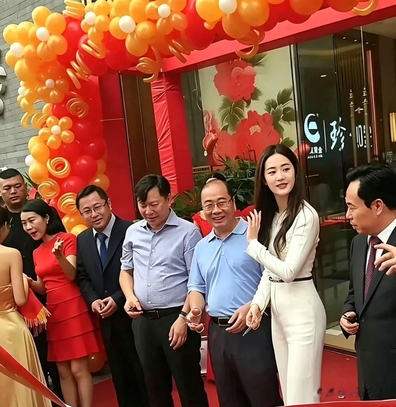 这张老照片有点意思。刘亦菲当年给中国黄金门店剪彩，站最右边那个穿西装的，就是陈雄
