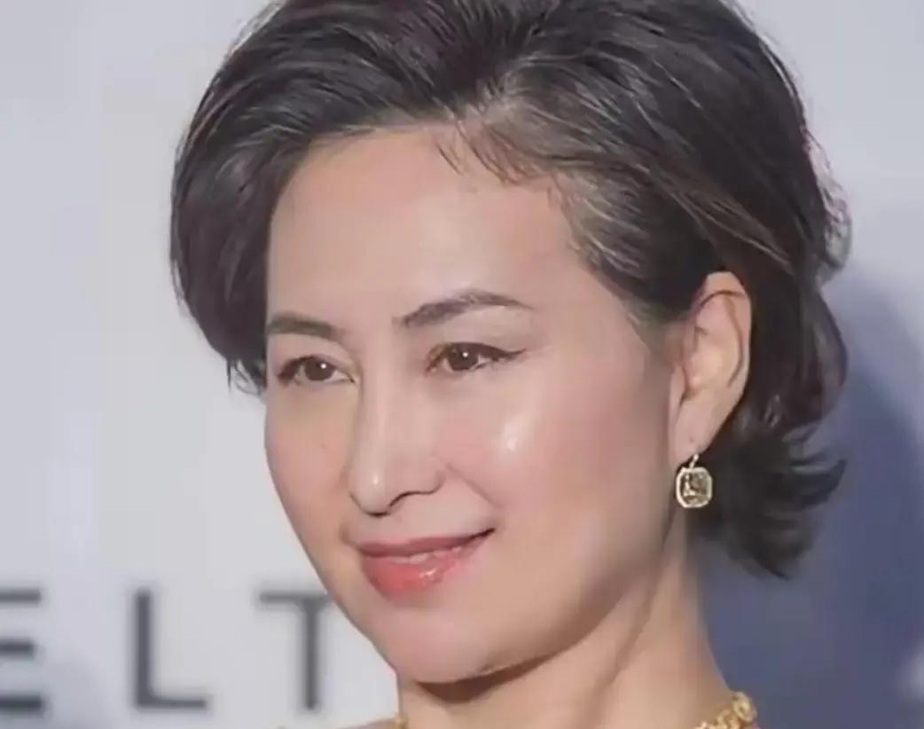 何超琼用一段没有爱情的九年婚姻，换来了对陈百强一辈子的意难平。1991年那场轰动全港的世纪婚礼上，她