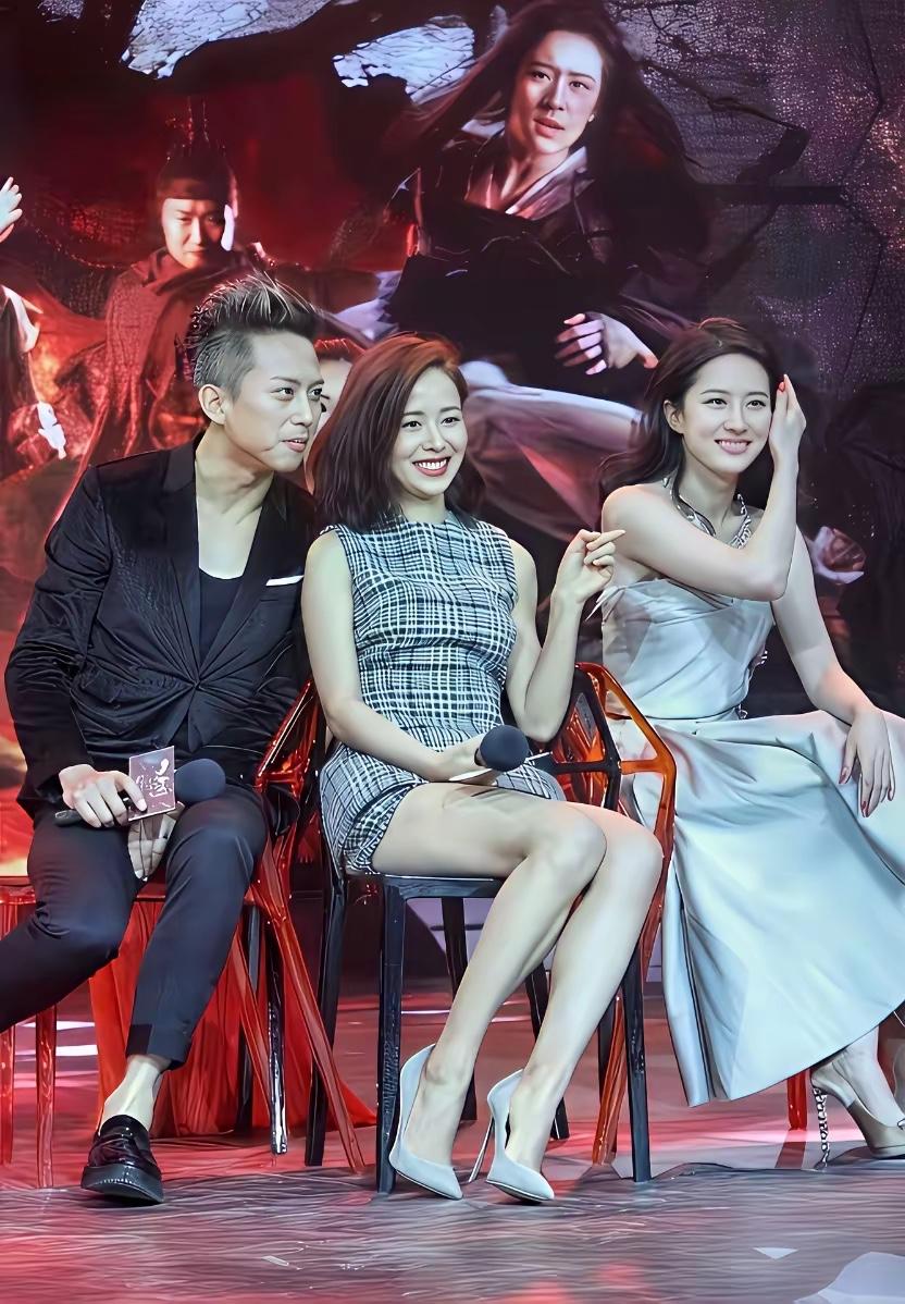 中间的美女是谁？看着不比刘亦菲差啊！这气质确实强啊