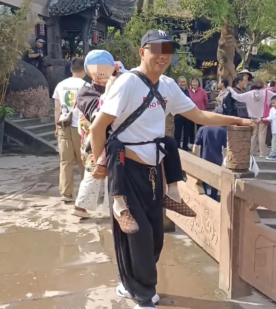 四川一景区内，一男子背着母亲游景区的一幕，感动了不少网友。视频可见，男子用背带将