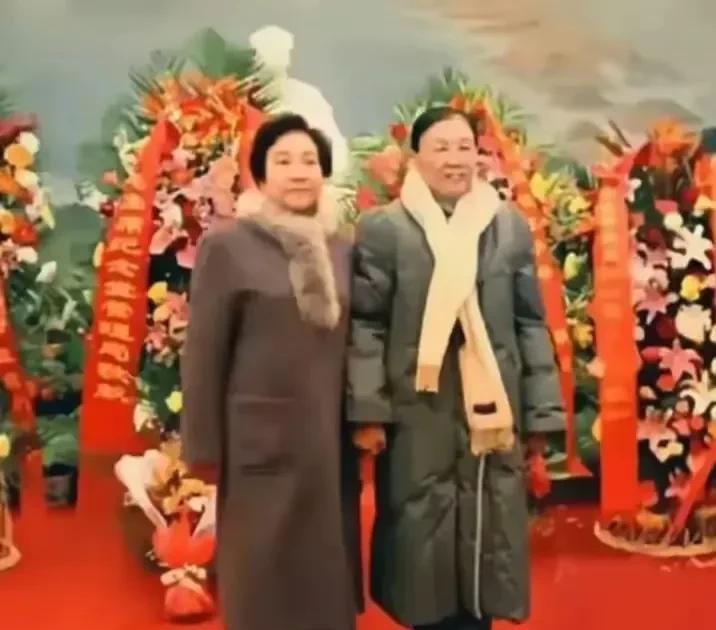 在毛主席纪念堂前，谢静宜与吴桂贤留下了庄重的合影。纪念堂庄严肃穆，如同一座精神的