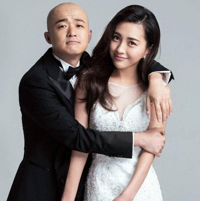 研究了半天终于整明白了。包贝尔和包文婧两口子都姓包，里头有故事。包贝尔原名叫艾