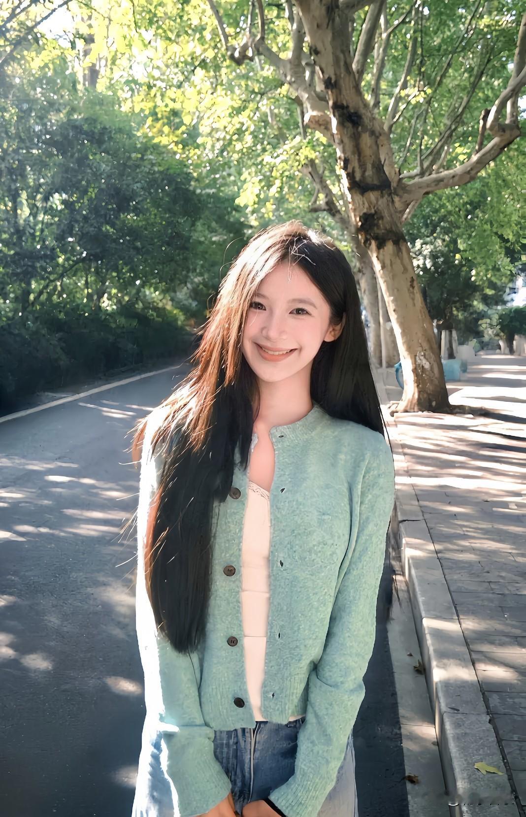 绿意铺满长街，阳光吻上眉梢，暖风拂过青枝，光斑跳上肩头，女孩扬起的嘴角，是青春最